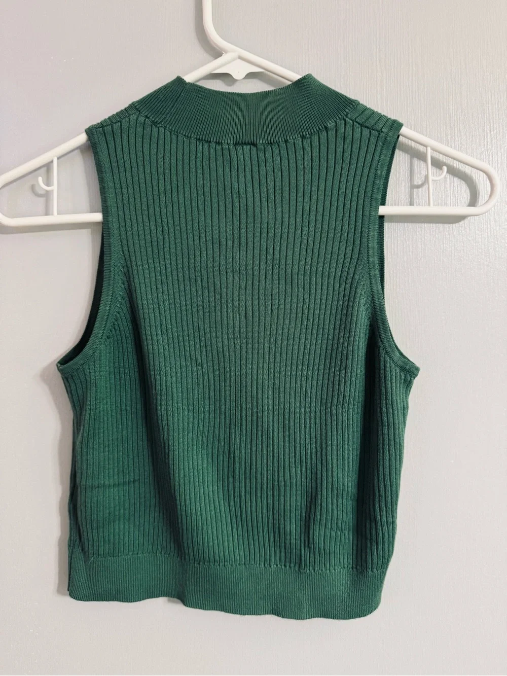 Uniqlo Ribbed Sleeveless Mock Neck Crop Top Size Medium